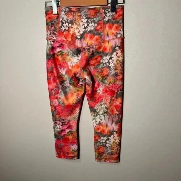 ATHLETA ULTRA HIGH RISE ELATION PRINTED  CAPRI - Leggings XS - Picture 6 of 6